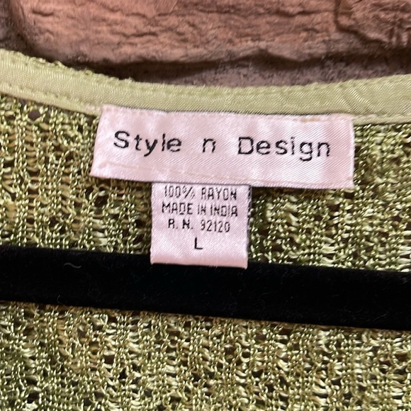 Style n Design green cape w/ cascading ruffles down the front & end of sleeve. L - Picture 5 of 9